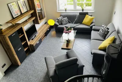 Ein Sitzbereich in der Unterkunft Modernes Ferienhaus Sauerblick