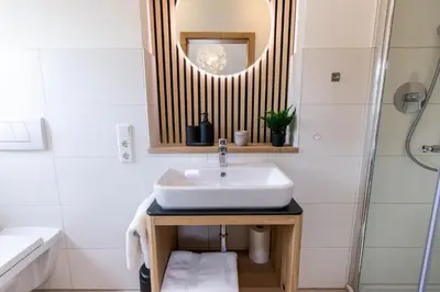 Ein Badezimmer in der Unterkunft Ferienhaus Moselhöhe - 2023 neu renoviert, mit Design-Ausstattung & großem Garten