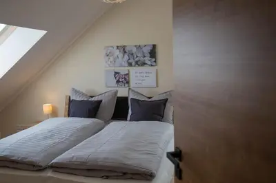 Ein Bett oder Betten in einem Zimmer der Unterkunft Ferienhaus Moselhöhe - 2023 neu renoviert, mit Design-Ausstattung & großem Garten
