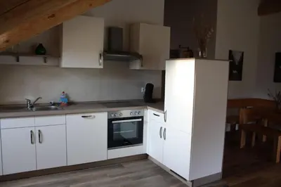 Küche/Küchenzeile in der Unterkunft Waldzeit Lodge - Ferienwohnung Eule