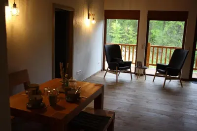 Ein Sitzbereich in der Unterkunft Waldzeit Lodge - Ferienwohnung Eule
