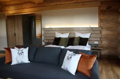 Ein Sitzbereich in der Unterkunft Waldzeit Lodge - Ferienwohnung Hase