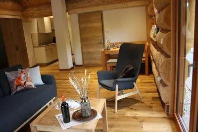 Ein Sitzbereich in der Unterkunft Waldzeit Lodge - Ferienwohnung Fuchs