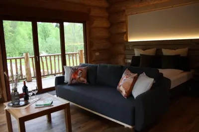 Ein Sitzbereich in der Unterkunft Waldzeit Lodge - Ferienwohnung Fuchs