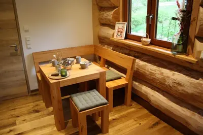 Ein Sitzbereich in der Unterkunft Waldzeit Lodge - Ferienwohnung Fuchs