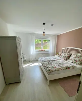 Ein Bett oder Betten in einem Zimmer der Unterkunft Ferienwohnung Zum Nussbaum - Landhausstil & Moseltalblick