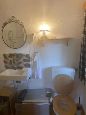 Ein Badezimmer in der Unterkunft Autarke, idyll. Hütte mit Kamin+Aussicht