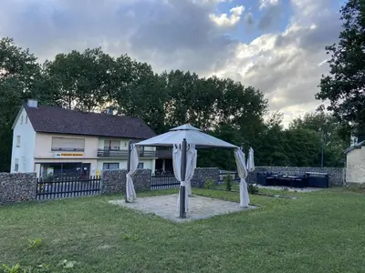 Ein Garten an der Unterkunft Ferienwohnung Zur alten Dorfschule
