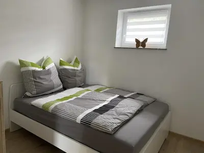 Ein Bett oder Betten in einem Zimmer der Unterkunft Ferienwohnung Zur alten Dorfschule