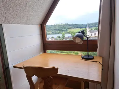 Ein allgemeiner Bergblick oder ein Berglick von des Ferienhauses aus