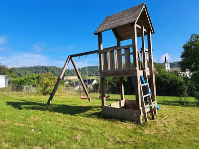Ein Kinderspielbereich in der Unterkunft Haus mit idyllischem Seeblick