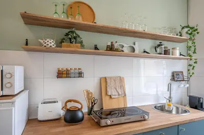 Küche/Küchenzeile in der Unterkunft Wohlfühlwohnung mit 25 qm Terrasse, Netflix