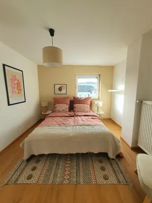 Ein Bett oder Betten in einem Zimmer der Unterkunft House with two aprtments together, up to 9 persons