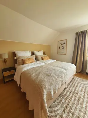 Ein Bett oder Betten in einem Zimmer der Unterkunft House with two aprtments together, up to 9 persons