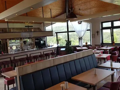 Ein Restaurant oder anderes Speiselokal in der Unterkunft Chalet in Gerolstein forest holiday park