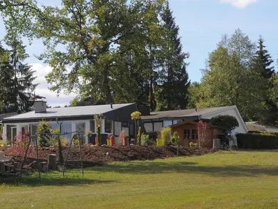 Ein Garten an der Unterkunft Chalet in Gerolstein forest holiday park