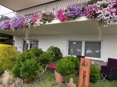 Ein Garten an der Unterkunft Haus Alexandra