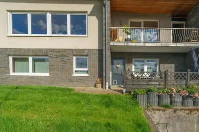 Ein Garten an der Unterkunft Ferienwohnung Auf Sarret