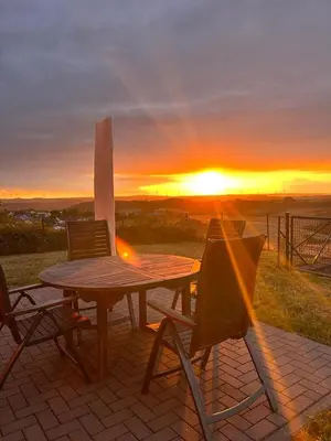 Blick auf den Sonnenuntergang/Sonnenaufgang von der Ferienwohnung aus oder aus der Nähe