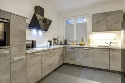 Küche/Küchenzeile in der Unterkunft Zentrale Design Wohnung in Ufernähe - 105 qm - Parkplatz - Küche - Netflix