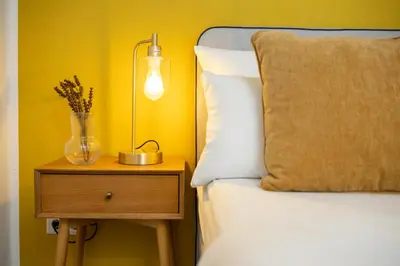 Ein Bett oder Betten in einem Zimmer der Unterkunft Zentrale Design Wohnung in Ufernähe - 105 qm - Parkplatz - Küche - Netflix