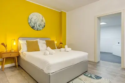 Ein Bett oder Betten in einem Zimmer der Unterkunft Zentrale Design Wohnung in Ufernähe - 105 qm - Parkplatz - Küche - Netflix