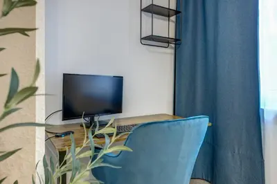 TV/Unterhaltungsangebot in der Unterkunft Zentrale Design Wohnung in Ufernähe - 105 qm - Parkplatz - Küche - Netflix
