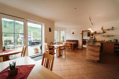 Ein Sitzbereich in der Unterkunft Wein- und Gästehaus Schwaab&Sohn