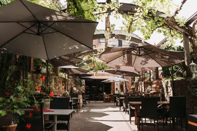 Ein Restaurant oder anderes Speiselokal in der Unterkunft Wein- und Gästehaus Schwaab&Sohn