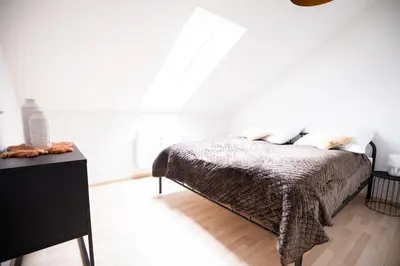 Ein Bett oder Betten in einem Zimmer der Unterkunft Design-Ferienwohnung in Kelberg am Nürburgring: Platz für 6, Küche, WiFi, Netflix
