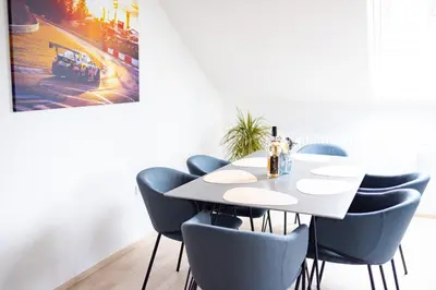 Ein Sitzbereich in der Unterkunft Design-Ferienwohnung in Kelberg am Nürburgring: Platz für 6, Küche, WiFi, Netflix