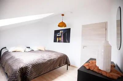 Ein Bett oder Betten in einem Zimmer der Unterkunft Design-Ferienwohnung in Kelberg am Nürburgring: Platz für 6, Küche, WiFi, Netflix