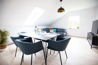 Ein Sitzbereich in der Unterkunft Design-Ferienwohnung in Kelberg am Nürburgring: Platz für 6, Küche, WiFi, Netflix