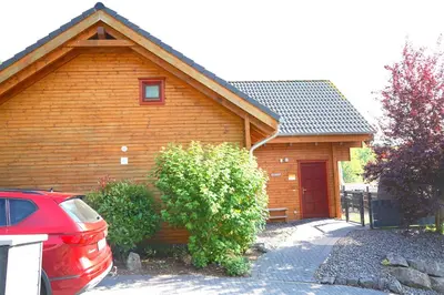 Das Gebäude in dem sich das Ferienhaus befindet
