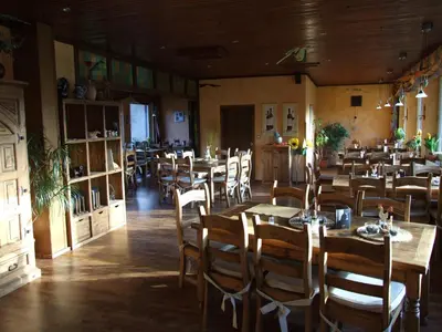 Ein Restaurant oder anderes Speiselokal in der Unterkunft Hotel Forsthaus