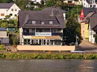 Blick auf einen Fluss in der Nähe des Hotels