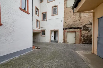 Das Gebäude in dem sich das Ferienhaus befindet