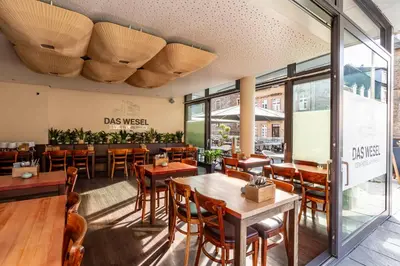 Ein Restaurant oder anderes Speiselokal in der Unterkunft DAS WESEL - DEIN HOTEL AM RHEIN