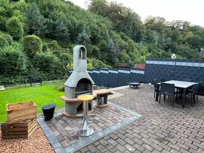 Ein Garten an der Unterkunft Ferienhaus am Bach Koblenz