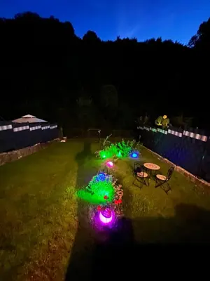 Ein Garten an der Unterkunft Ferienhaus am Bach Koblenz