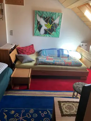 Ein Sitzbereich in der Unterkunft gemütliches Zimmer in Winningen mit Garten-, Küchennutzung und Arbeitsplatz