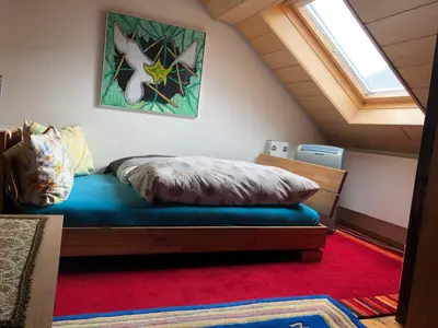 Ein Bett oder Betten in einem Zimmer der Unterkunft gemütliches Zimmer in Winningen mit Garten-, Küchennutzung und Arbeitsplatz
