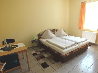 Ein Bett oder Betten in einem Zimmer der Unterkunft Rezas Restaurant Gästehaus