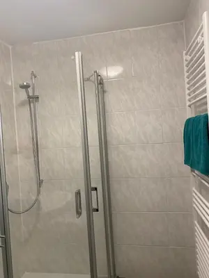 Ein Badezimmer in der Unterkunft Rezas Restaurant Gästehaus