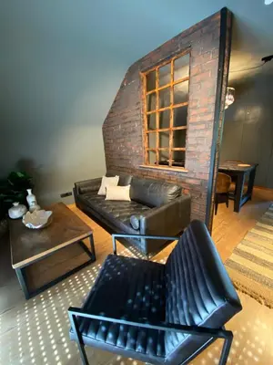 Ein Sitzbereich in der Unterkunft Megina Lodge
