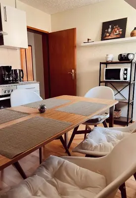Küche/Küchenzeile in der Unterkunft Ferienwohnung Moselflair mit direktem Blick auf die Mosel und Weinberge