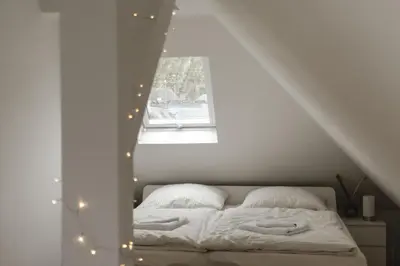 Ein Bett oder Betten in einem Zimmer der Unterkunft ZoHe Alpha Apartment mit Moselblick