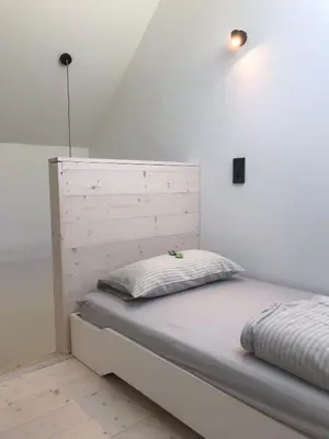 Ein Bett oder Betten in einem Zimmer der Unterkunft Modernes, ökologisches Design Ferienhaus in der Eifel Vulkaneifel I 2 Schlafzimmer, Sauna, Yoga & Kaminofen, schnelles WLAN & Arbeitsplatz