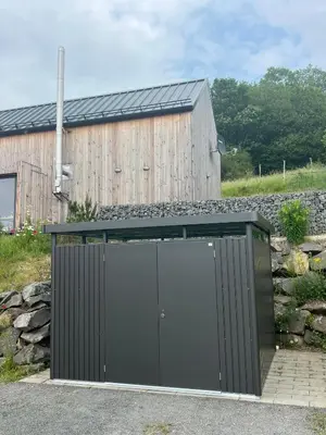 Das Gebäude in dem sich das Ferienhaus befindet