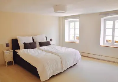 Ein Bett oder Betten in einem Zimmer der Unterkunft Alte Schmiede in denkmalgeschützter Hofanlage